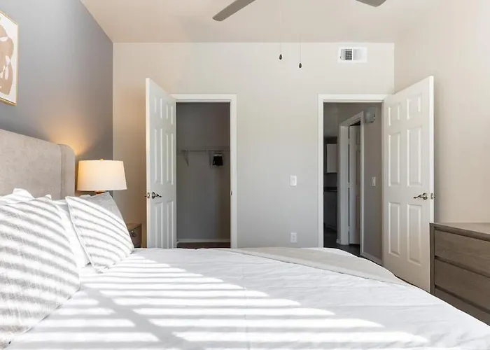 Apartment Landing Modern With Amazing Amenities *